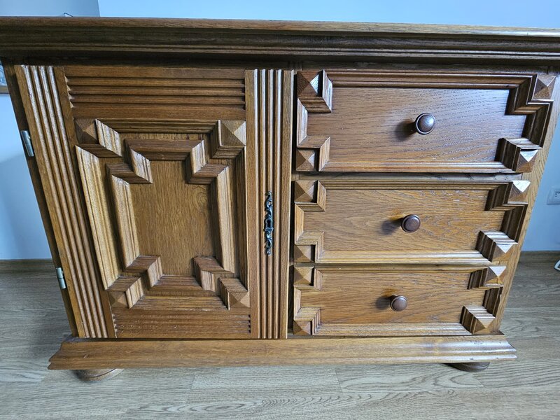 Servanta din lemn masiv.