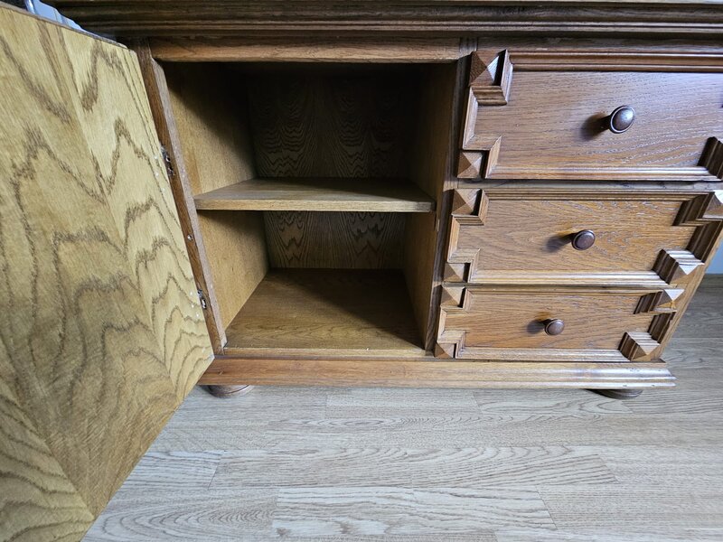 Servanta din lemn masiv.