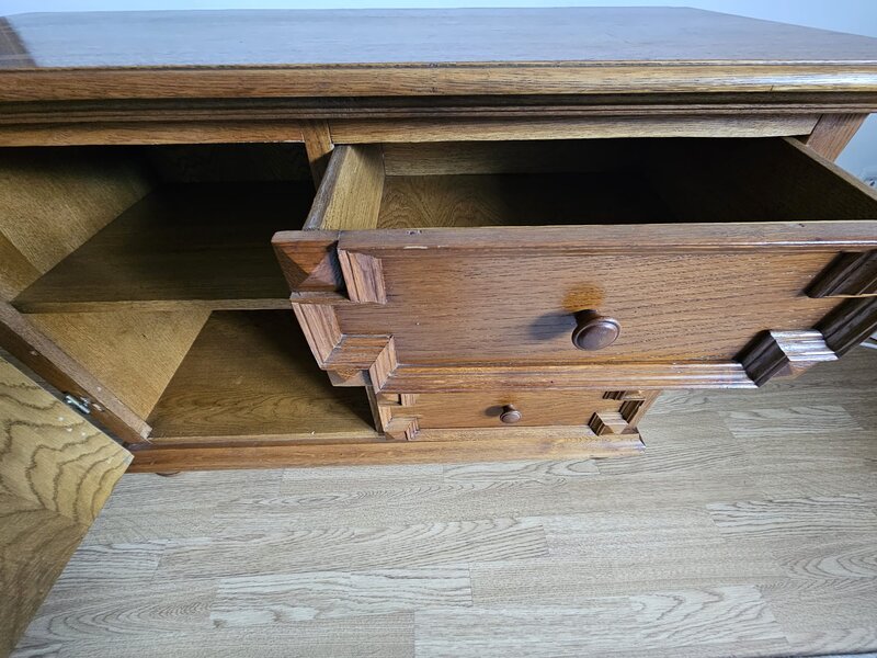 Servanta din lemn masiv.